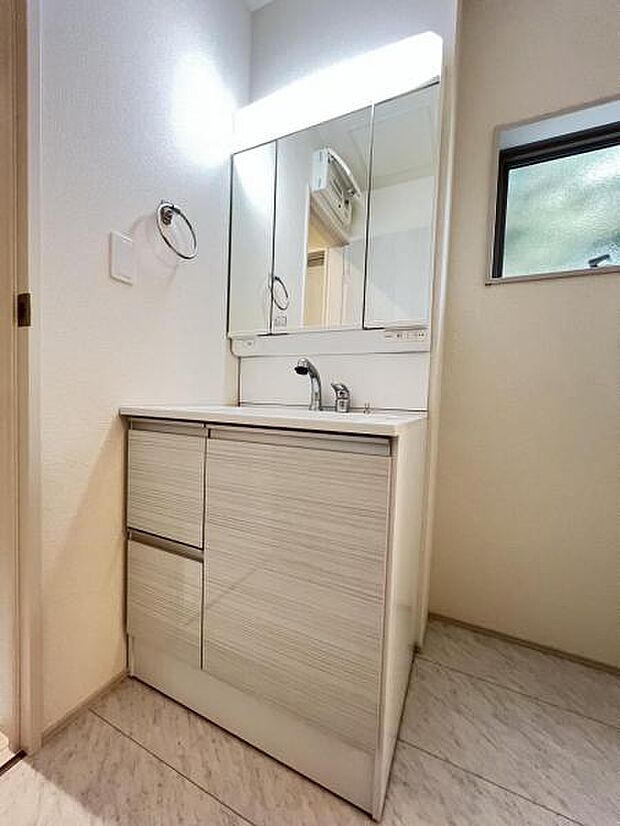 洗面化粧台です。朝の身支度から1日が始まります。