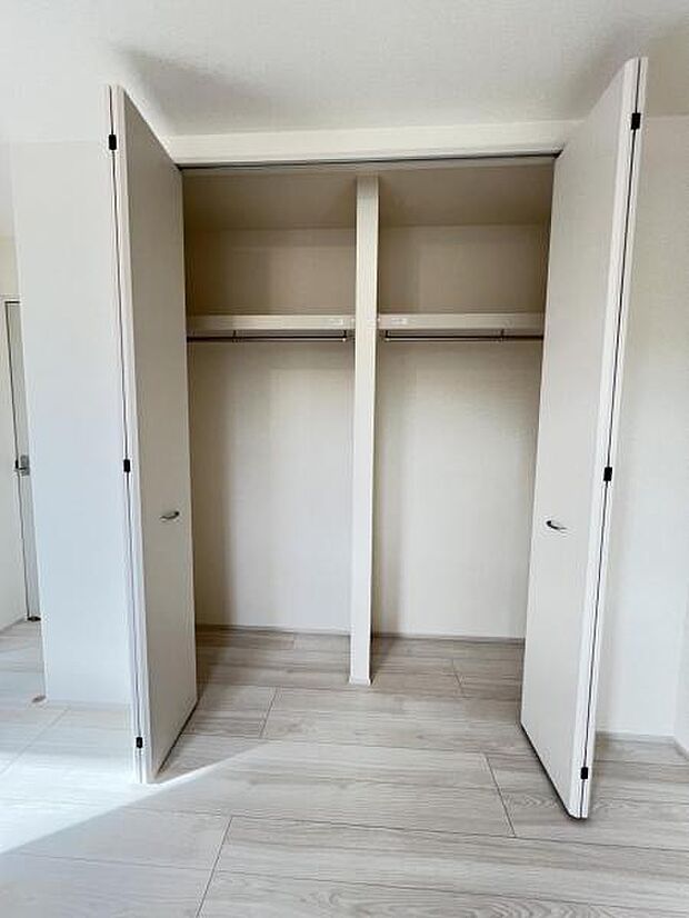 いつでもお部屋をスッキリお使い頂ける収納スペースを設置。