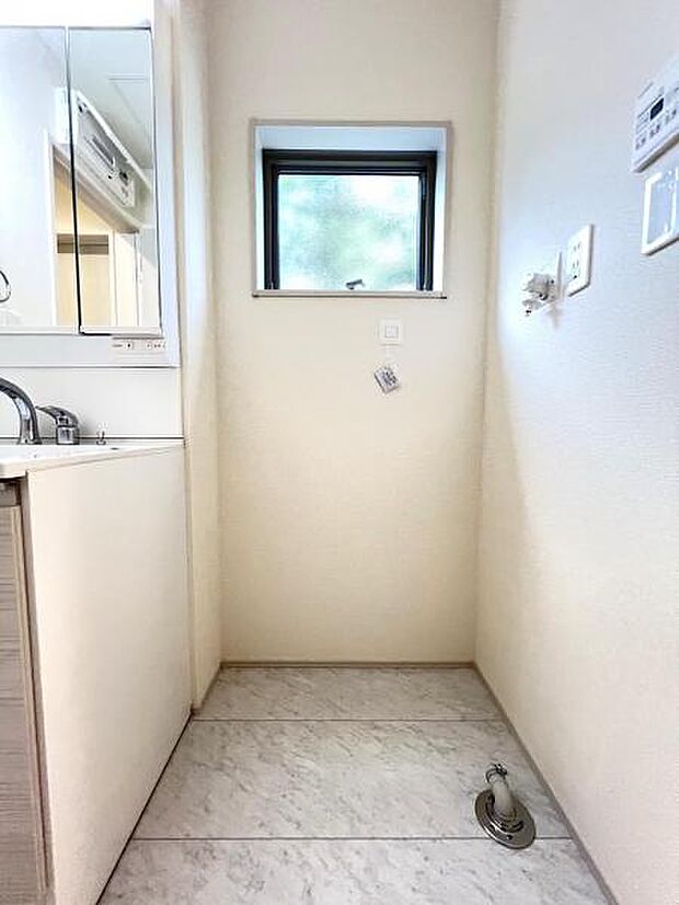 独立洗面台の横にはランドリースペースがございます。