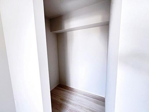 ウォークインクローゼットがあり収納スペースも豊富。季節物もスッキリ片付きそうです。