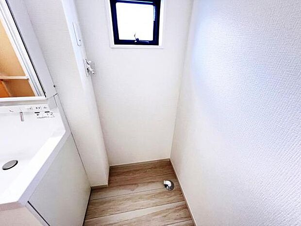 独立洗面台の横にはランドリースペースがございます。