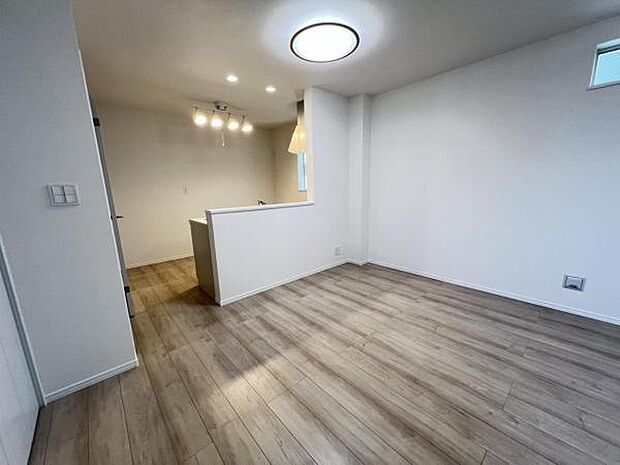 お食事中もキッチンと会話が楽しめるダイニングスペース。