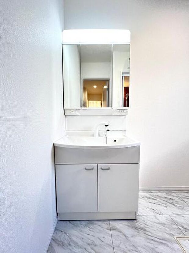 洗面化粧台です。朝の身支度から1日が始まります。