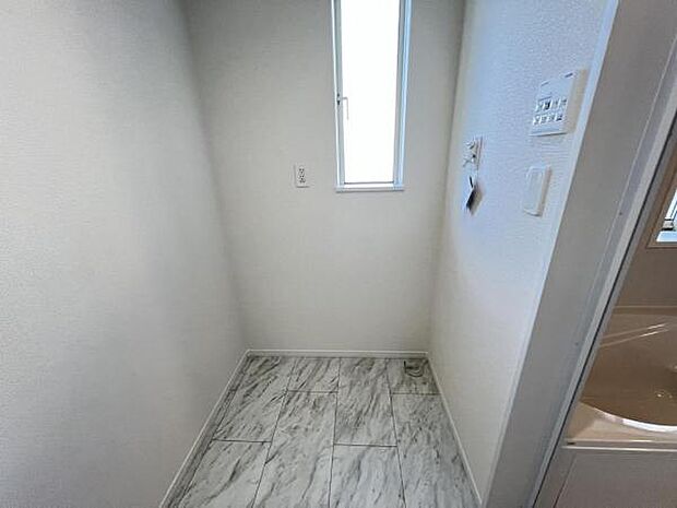 独立洗面台の横にはランドリースペースがございます。