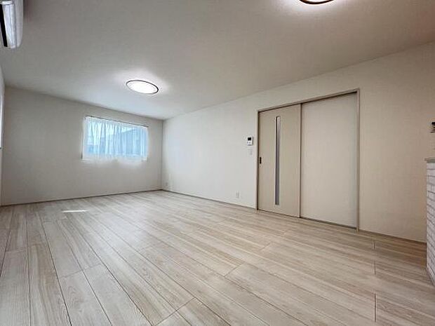 リビングダイニングになります。ご家族そろっての素敵な空間になりそうですね。