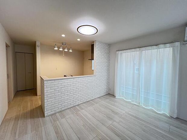 お食事中もキッチンと会話が楽しめるダイニングスペース。