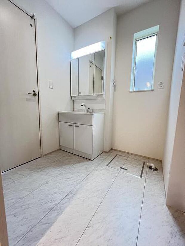 洗面化粧台です。朝の身支度から1日が始まります。