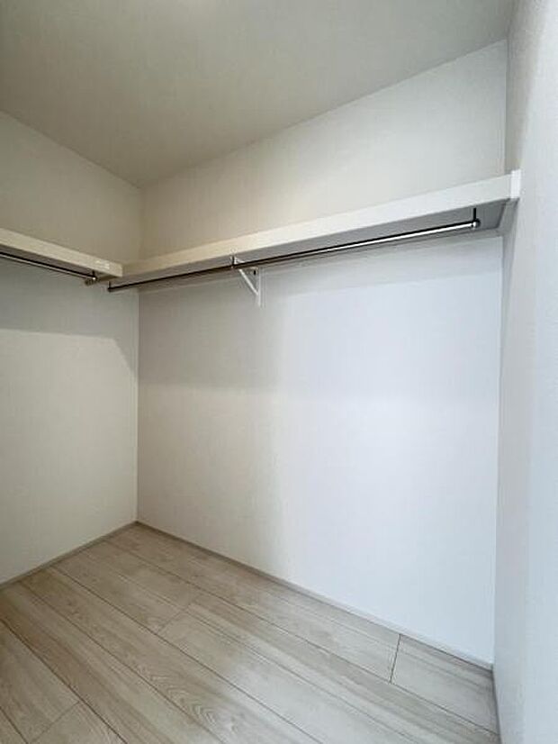 ウォークインクローゼットがあり収納スペースも豊富。季節物もスッキリ片付きそうです。