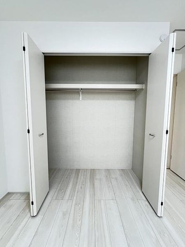 いつでもお部屋をスッキリお使い頂ける収納スペースを設置。