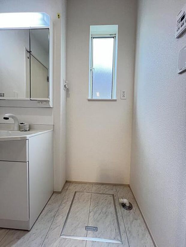 独立洗面台の横にはランドリースペースがございます。