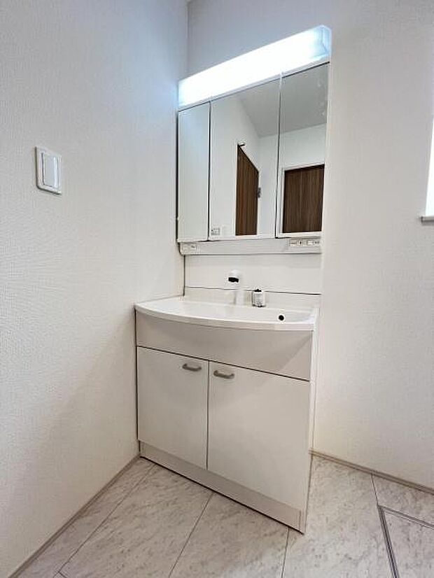 洗面化粧台です。朝の身支度から1日が始まります。