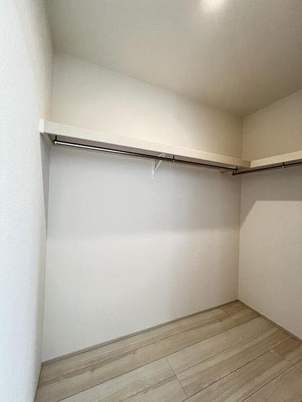 ウォークインクローゼットがあり収納スペースも豊富。季節物もスッキリ片付きそうです。