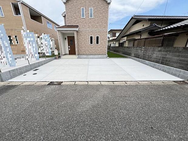 カースペースは車種により3台駐車可能です。