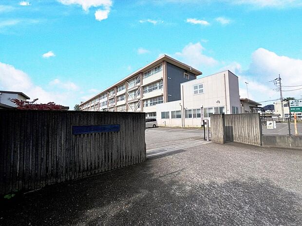 宇都宮市立姿川第一小学校まで約1230m（徒歩16分）