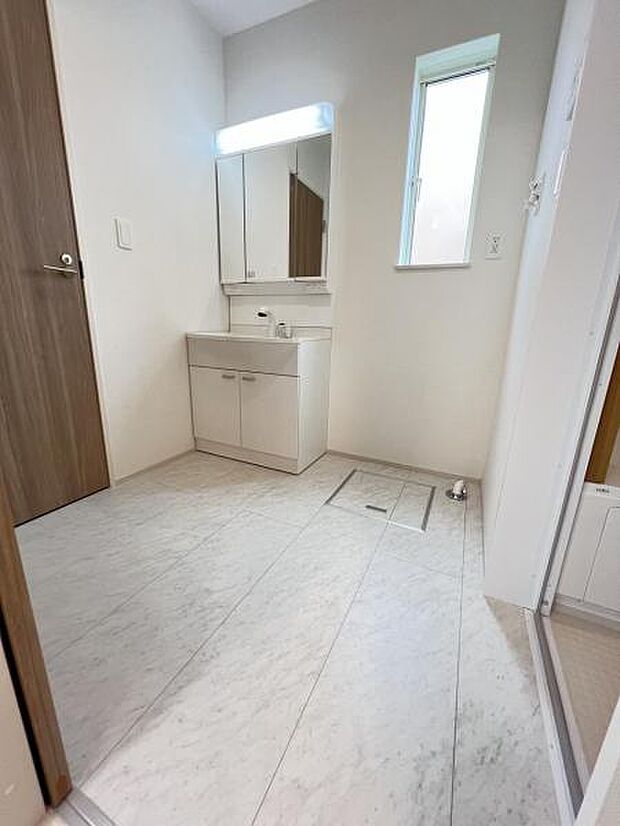 脱衣所は小さなお子様がいるご家庭にも重宝されます。