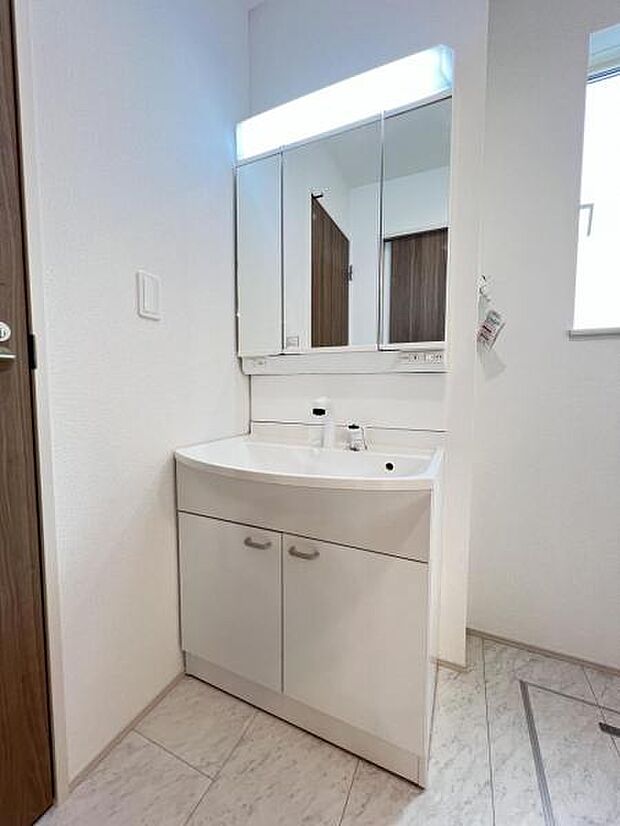 洗面化粧台です。朝の身支度から1日が始まります。