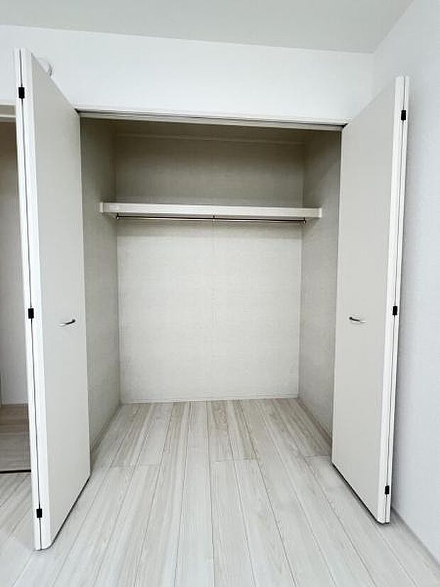 いつでもお部屋をスッキリお使い頂ける収納スペースを設置。