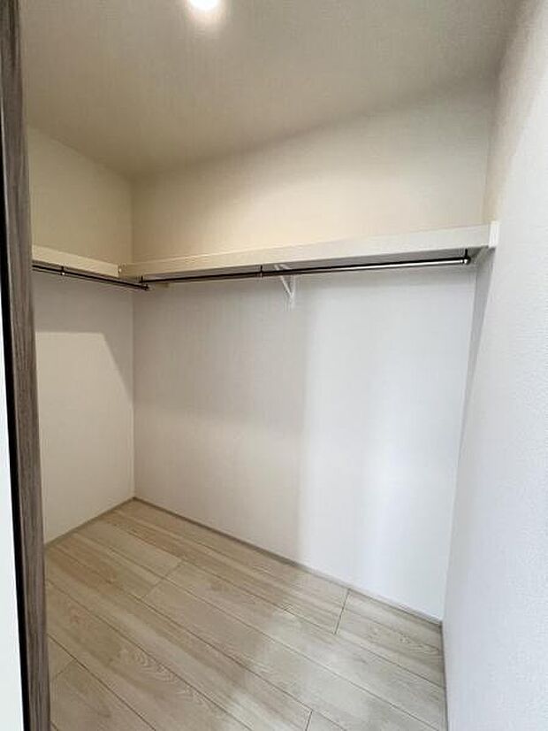 ウォークインクローゼットがあり収納スペースも豊富。季節物もスッキリ片付きそうです。