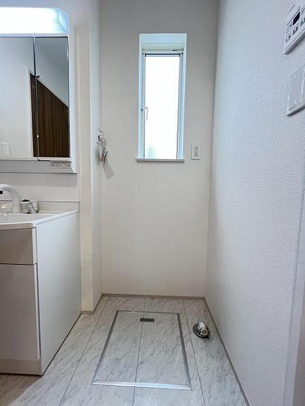 独立洗面台の横にはランドリースペースがございます。