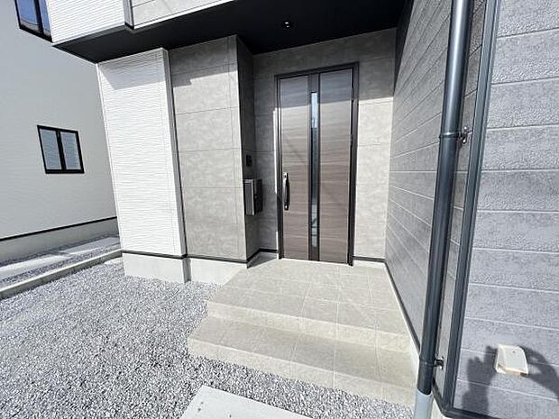 綺麗で明るい玄関でお客様をお迎えいただけます。