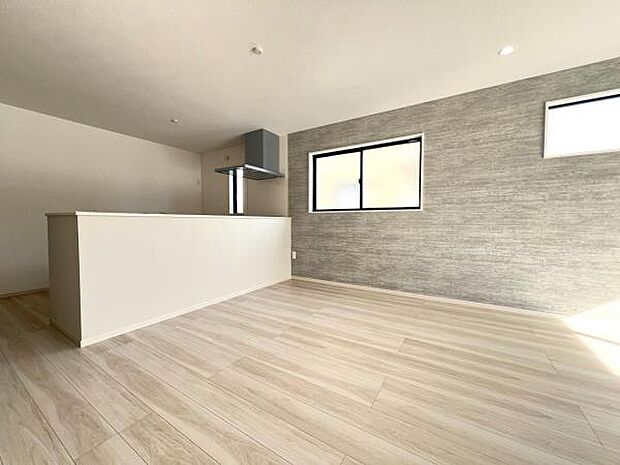 カウンターキッチン越しに会話も楽しめるダイニングキッチン。