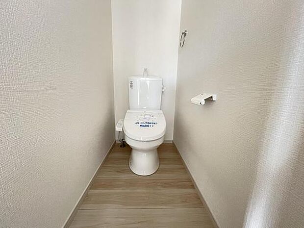 シャワー洗浄機能付のトイレは、清潔感が印象的な空間ですね。