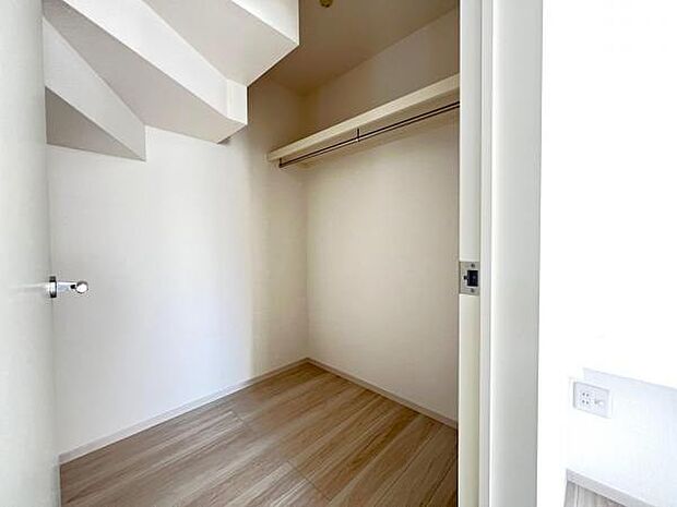 ウォークインクローゼット付きで収納も豊富。お部屋のスペースを有効的に使えそうですね。