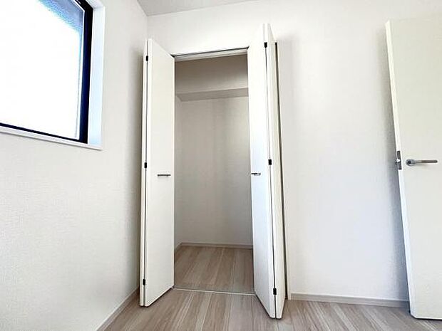 中の物を確認しやすく、取り出しやすい収納スペース。お部屋を広々とお使いいただけます。