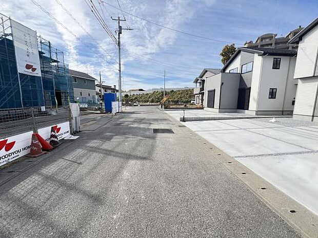 前面道路を含めた現地写真です。ぜひ周辺環境も併せてご覧ください。