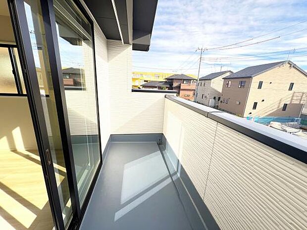 広々バルコニーで布団やレジャーシートなど大きな物も簡単に干すことができお洗濯も楽しくなりそうですね。