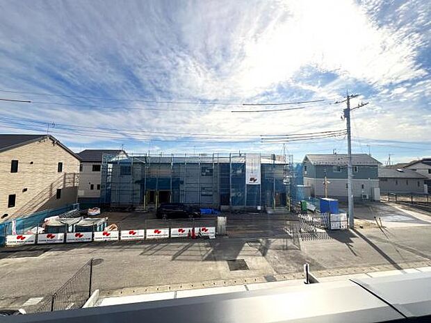 バルコニーからの眺望です。明るい陽射しを浴びながらゆったりと過ごすのも良いですね。