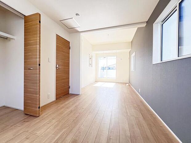 2階の11.25帖のお部屋は主寝室としても間仕切りをして6帖、5.25帖の2部屋としても使用できます。