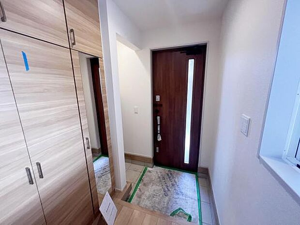 玄関にはシューズクローゼットがございます。