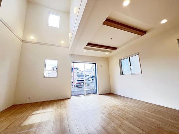 リビングは18.25帖の広さがございます。