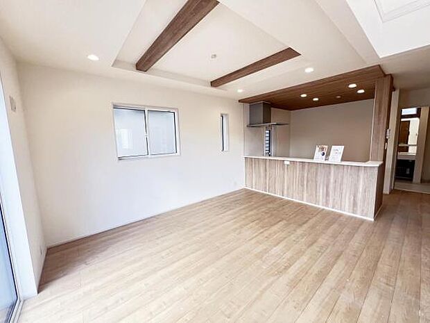 お食事中もキッチンと会話が楽しめるダイニングスペース。