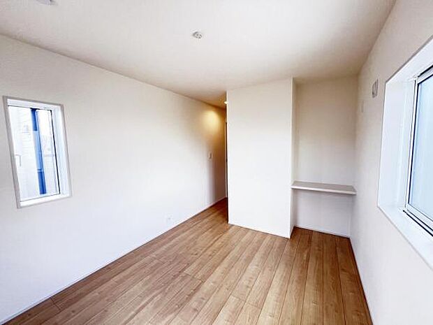 2階5.5帖の子供部屋には勉強スペースがございます。