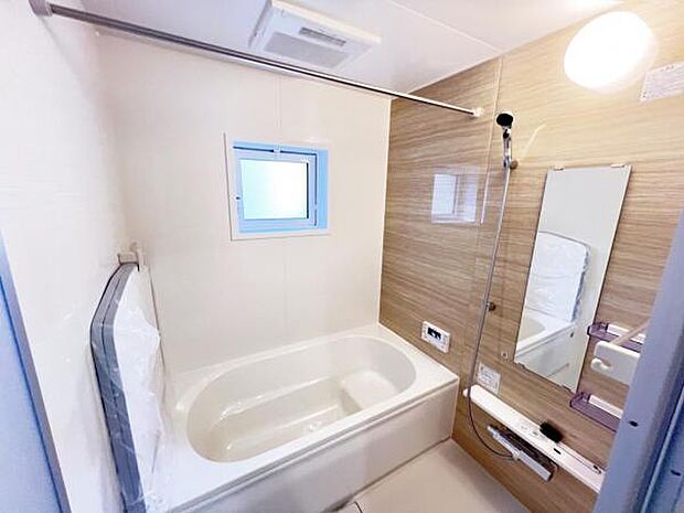 お洗濯にも重宝する浴室乾燥機付き。寒い時期もいつも温かいお湯に浸かれる追い焚き機能と冷暖房機能がついております。