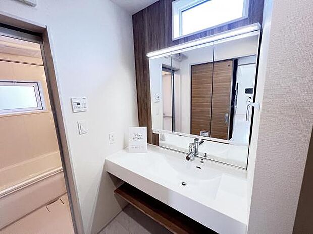 オープンサニタリーはシンクの横に広いスペースがございますので、整髪料やコンタクト用品など使用時にまとめておけるので便利です。