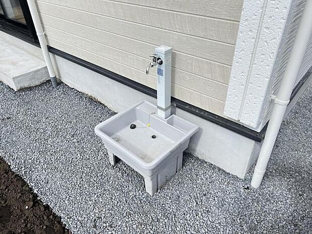 お庭に立水栓がございます。