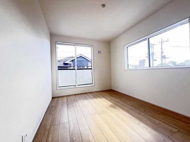 2階6帖の洋室からはバルコニーにも出入りできます。