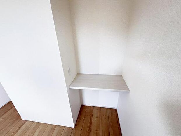 コンセントもついておりますので、ノートパソコンを使用したり、スマートホンの充電にも利用できます。