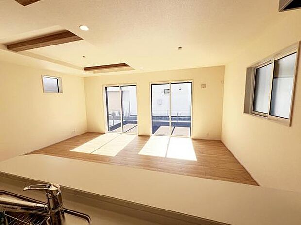 お食事中もキッチンと会話が楽しめるダイニングスペース。