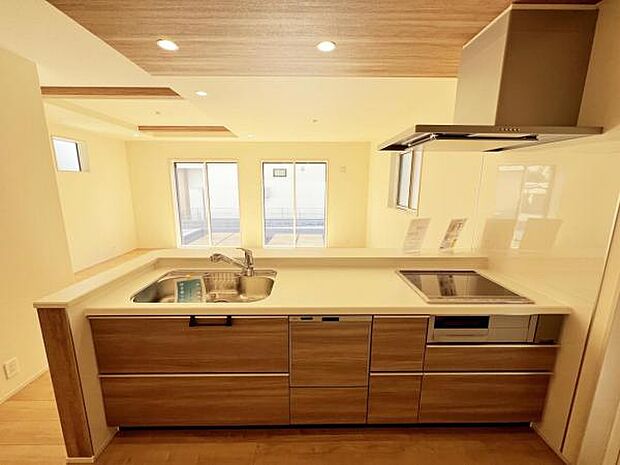 IHは熱効率が約90%と高く、エネルギーを無駄なく使え、ムダなく高火力調理ができ、調理時間の短縮につながります。?掃除はフラットなガラス面なので、汚れをサッと拭き取れてお手入れが簡単です。