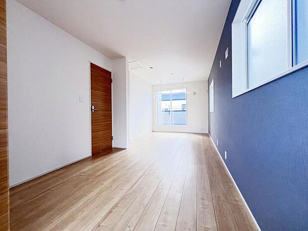 10．5帖ございますが、間仕切りをすることで子供部屋2部屋にもちょうど良い大きさのお部屋です。