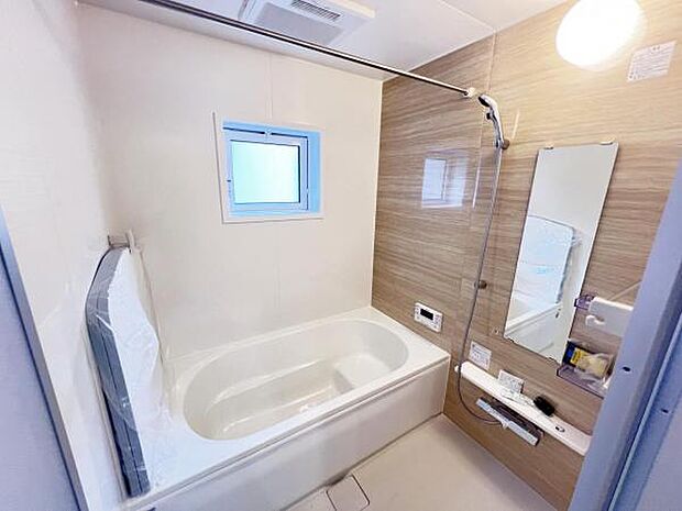 お洗濯にも重宝する浴室乾燥機付き。寒い時期もいつも温かいお湯に浸かれる追い焚き機能と冷暖房機能がついております。