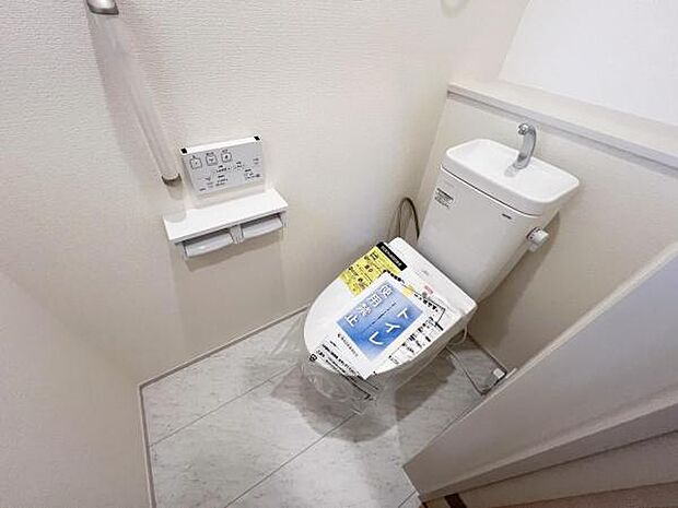 シャワー洗浄機能付のトイレは、清潔感が印象的な空間ですね。