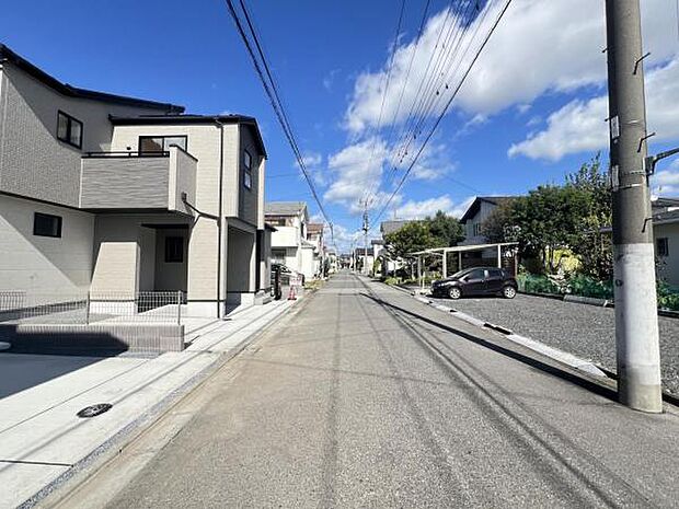 前面道路を含めた現地写真です。