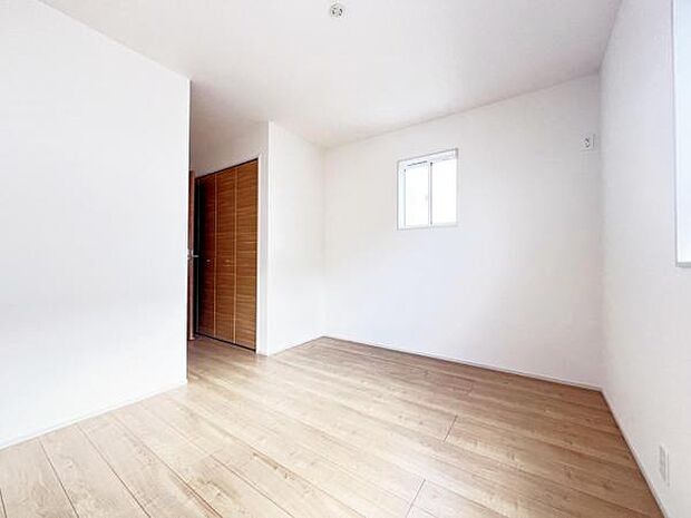 洋室は、風通しが良く明るく快適な空間です。ゆったりと読書など、趣味にも没頭できプライベート時間もお寛ぎ頂けそうです。