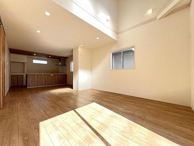 吹抜けが有り、家族団らんの場所としてゆったりと居心地の良いリビングです。
