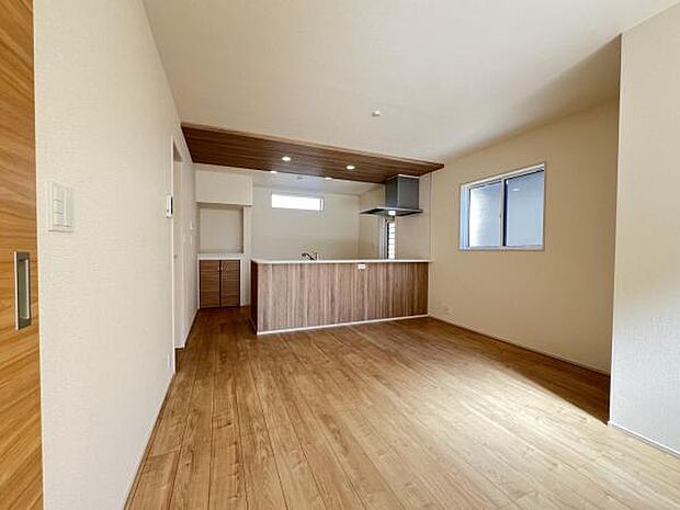 お食事中もキッチンと会話が楽しめるダイニングスペース。